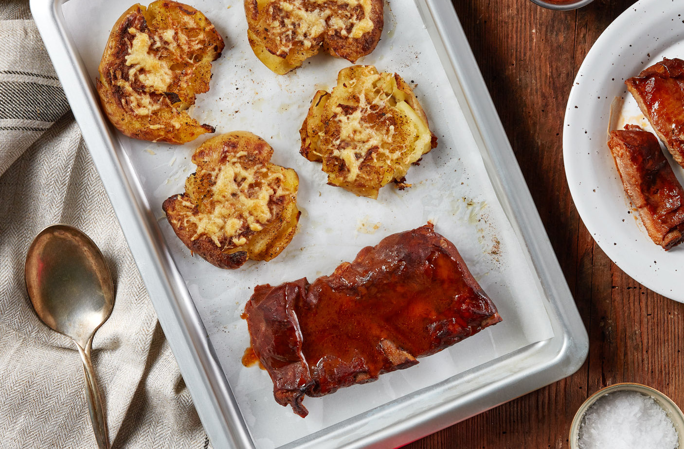 Costine con patate speziate al forno