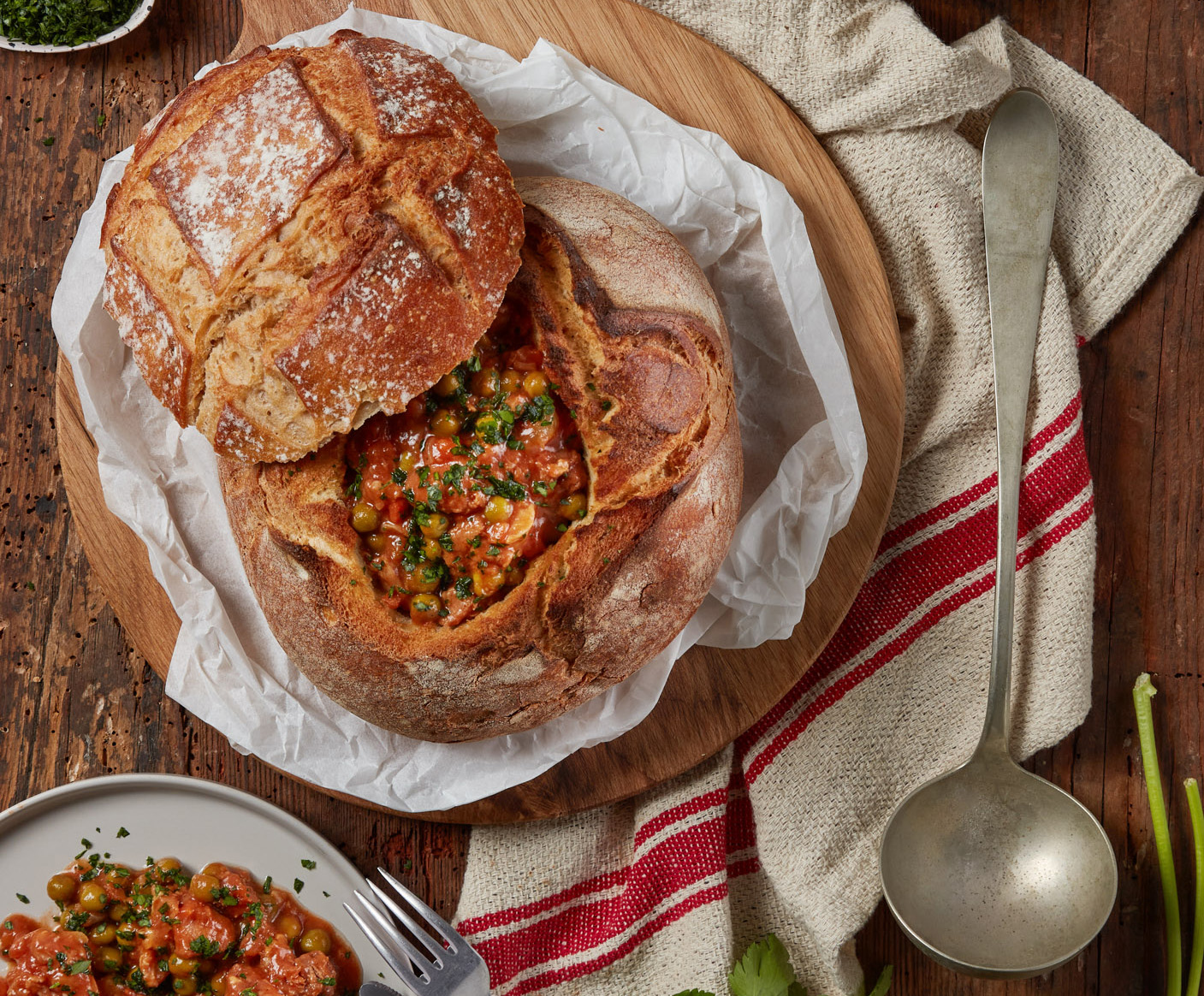 Spezzatino di vitello con piselli in cocotte di pane